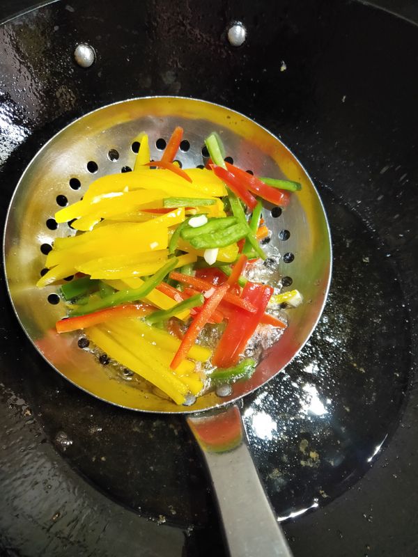 油溫約8成熱,下去5秒起鍋(放下去會冒大泡泡)不知道油溫的朋友反正就是炸到彩椒9分熟