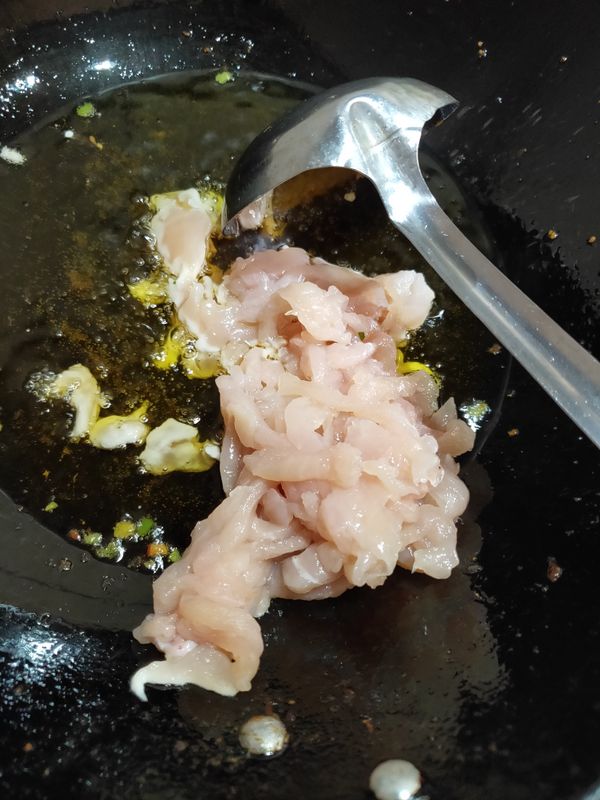 雞肉過油(油溫不要太高會黏)雞肉下鍋後要迅速攪散,熟後撈起備用