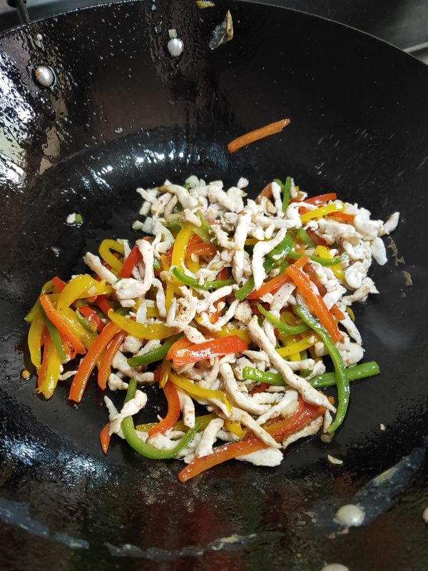 炒香蒜末,倒入所有食材,調味後大火翻炒兩下出鍋