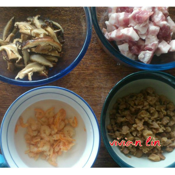 香菇先泡水 切絲 .五花肉切小塊(因不喜歡吃皮.皮也切除了)