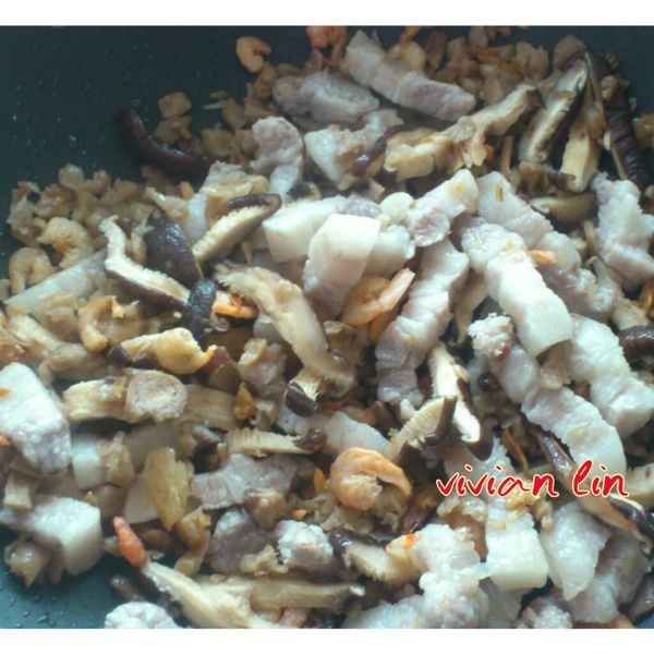 先將所有的餡料倒入炒鍋中.先炒熟.