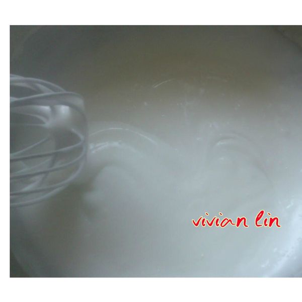 在來米粉先用冷開水拌均勻 在倒入完全滾燙的熱開水 迅速攪拌均勻 讓麵糊產生糊化作用 攪拌至黏糊狀