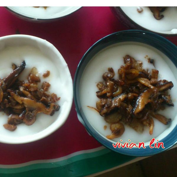 將剛剛炒好的[餡料]平均分裝至每個小碗中(我把五花肉塊跟一些香菇絲都放入麵胡的中間.其餘的配料則鋪放在上方)