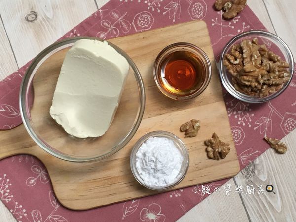 將奶油乳酪放置室溫軟化約1.5小時（夏天）。