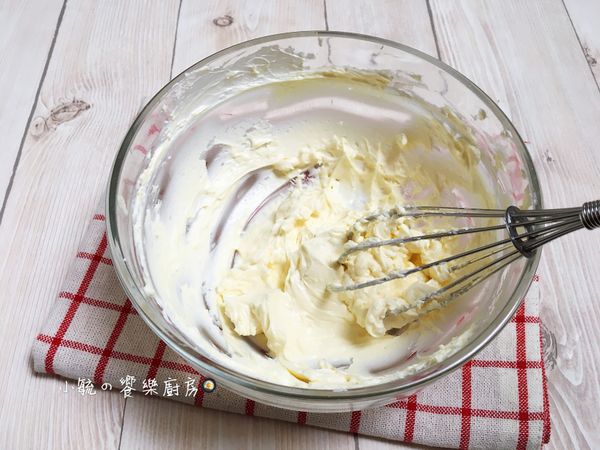 先將奶油乳酪使用打蛋器攪拌軟化至乳霜狀。