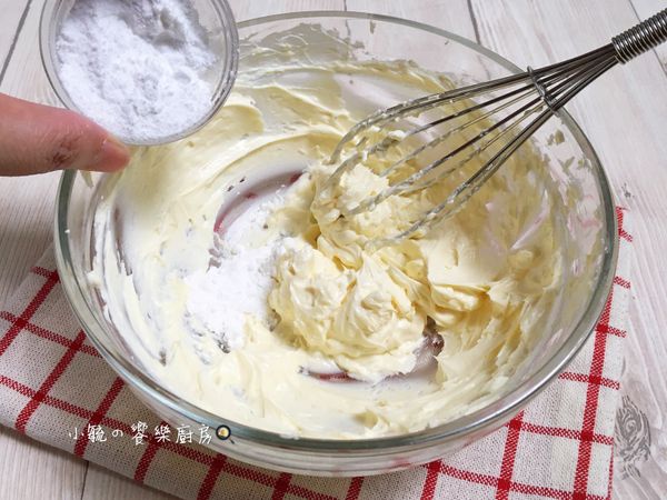 分2次加入糖粉拌勻。