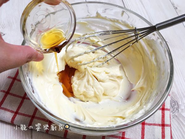 再將楓糖漿分2次加入拌勻。