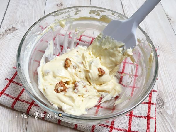 最後加入放涼的核桃碎攪拌均勻，讓每個果仁都能夠沾滿乳酪糊。