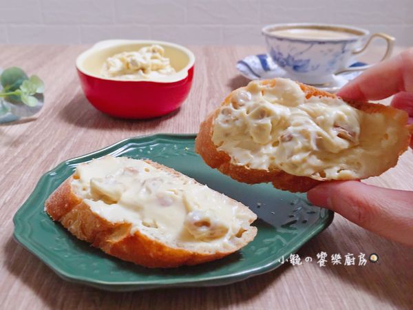 將核桃乳酪抹醬均勻抹在先烤好的法國麵包或吐司就完成囉!