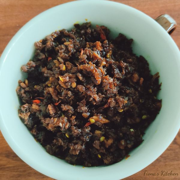 做甘香醬
鍋中放入四大匙油，加入老薑末一大匙，500克鮑魚菇碎炒出香氣，續入小辣椒2條切末、咖哩粉2大匙、生抽2大匙、素蠔油1大匙、糖1小匙與黑醬油1小匙，炒至無水氣，此即甘香醬。

原始的甘香醬使用的是細目素肉粒，我改用鮑魚菇，成品會大幅縮水，但是味道很鮮美。