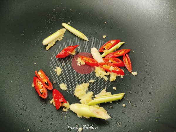 炒鍋中放入少許油，煸香薑末、紅辣椒與香茅