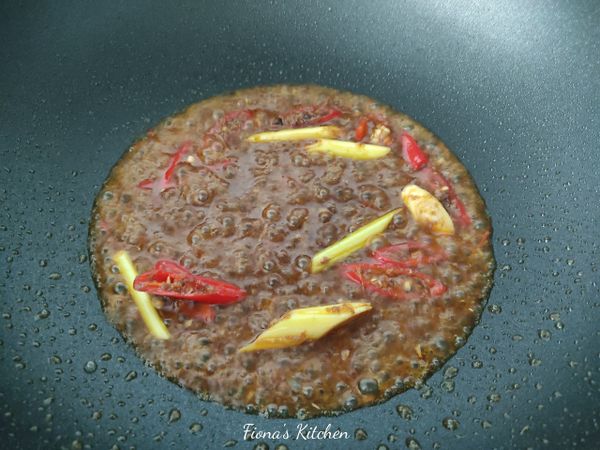 續入兩大匙的甘香醬與半碗水燒開，並加入素蠔油，糖，鹽調整味道。