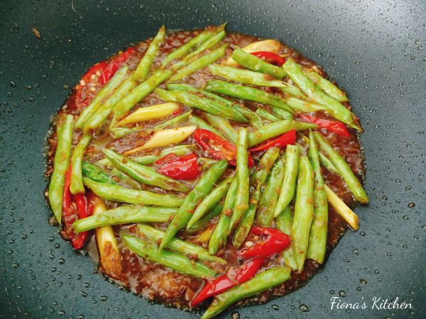 加入已「過油」的四季豆，翻炒使之入味並繼續熟透，即可立刻盛盤。