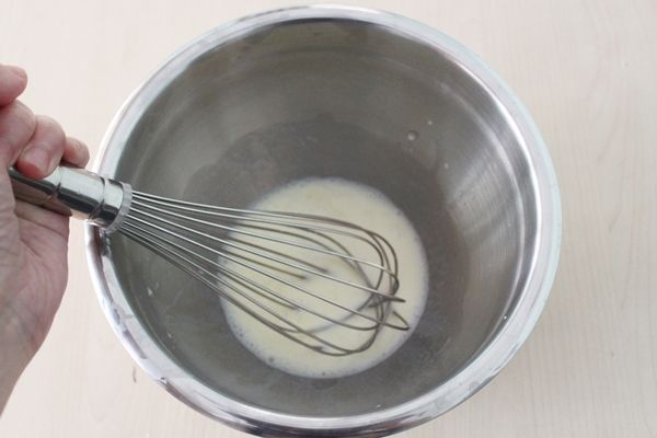 盆裡依序加入砂糖→鹽→雞蛋攪拌均。