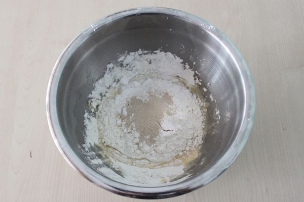 繼續倒入麵粉→鬆餅粉→太白粉→酵母到盆裡。