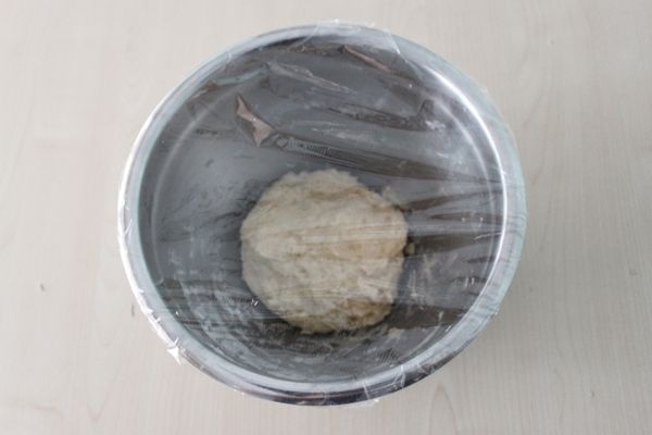 用刮刀整裡成一團麵糊，放置可微波的容器，碗口用保鮮模包覆。