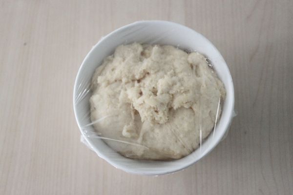 放置微波爐裡以(200W)微波30秒，取出時面積變大囉…