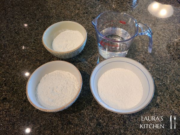 將材料分別秤好，沾米粉均分為兩份50g+50g