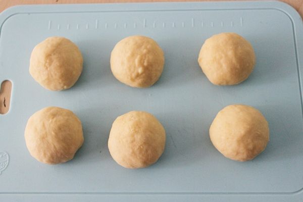 分成6小塊後撮揉成圓球形。