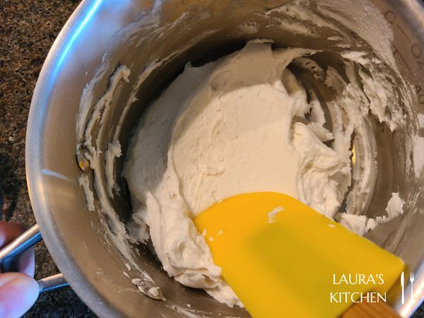 加入剩餘的沾米粉和地瓜粉快速攪拌，若太濃稠可以酌量加入1~2大匙冷水