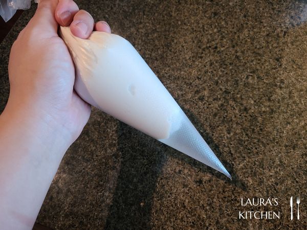 把攪拌均勻的麵糊裝入厚擠花袋(或雙層薄塑膠袋)