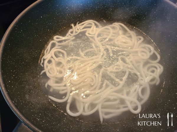 擠下鍋後不需特別攪拌，煮熟的米苔目很快的會浮到水面上