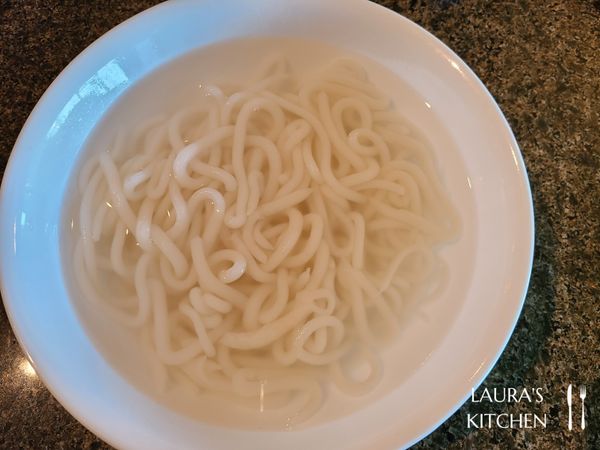 準備一盆將煮好浮起的米苔目撈起來泡在冰水中降溫，手工米苔目就完成囉!