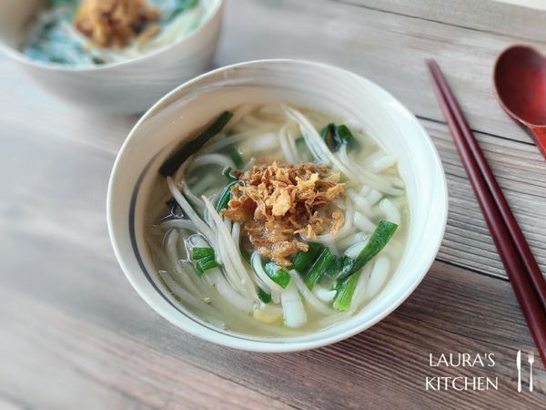 也可以加韭菜、豆芽菜煮成的鹹米苔目湯，撒點油蔥酥，吃完保證還想再來一碗!