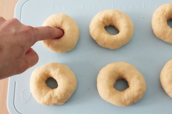 用手指從中壓出小洞，用二手整理出大一點的洞。