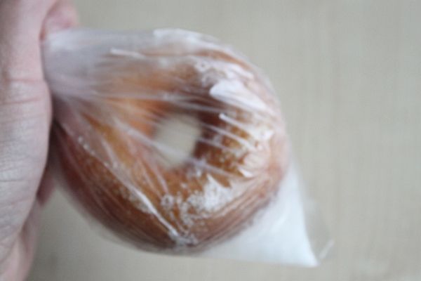 塑膠袋放些細砂糖，甜甜圈放裡裹糖均勻就完成了！