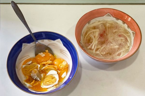 *鹹蛋黃挖出來，跟蛋黃*4攪拌做成蛋黃醬。
*魚肉加入燙過的白菇、鹽巴、蛋清*4，攪拌備用。