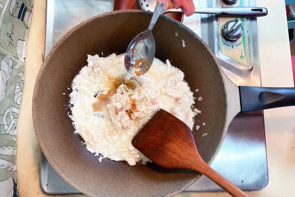 起油鍋，中小火，加入剛剛攪拌好的魚肉菇菇蛋清，慢炒，記得要炒得夠碎才像螃蟹肉，再加入一點靈魂醬汁增加味道。