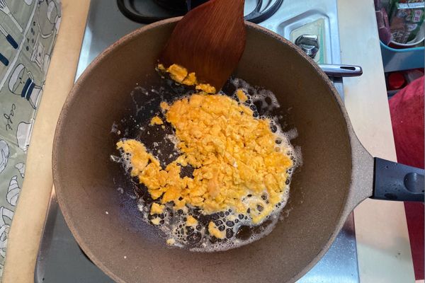 起油鍋，中小火，加入剛剛攪拌好的蛋黃醬。