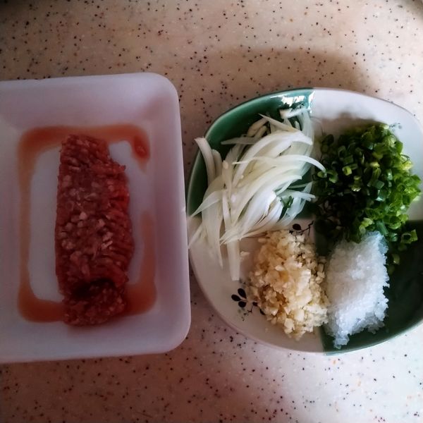 將洋蔥切絲，蒜頭切末，白蘿蔔切末，蔥切花