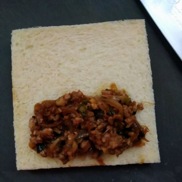 將吐司壓扁放入 步驟三的料包起 吐司表面刷上蛋液就可以烤了