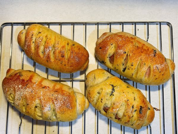 取出發酵後麵團，表面撒上麵粉。烤箱以180度預熱，烤20分鐘，完成。