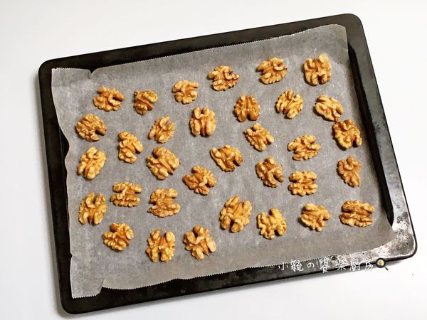 核桃以160度烤3分鐘後燜1-2分鐘後取出放涼剝小塊備用。