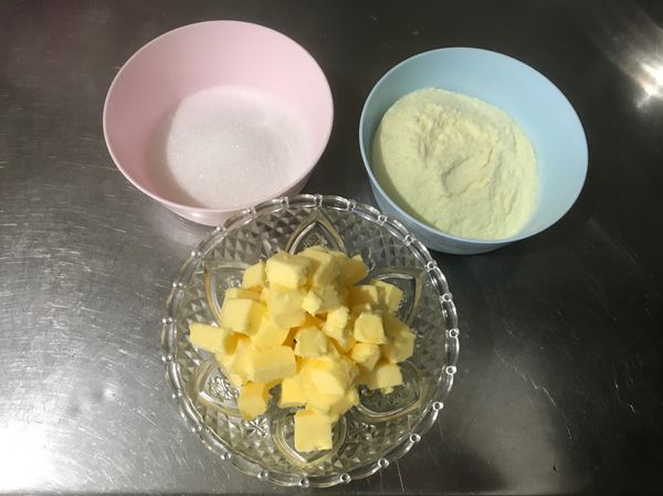 將材料備好
無鹽奶油切小塊室溫軟化