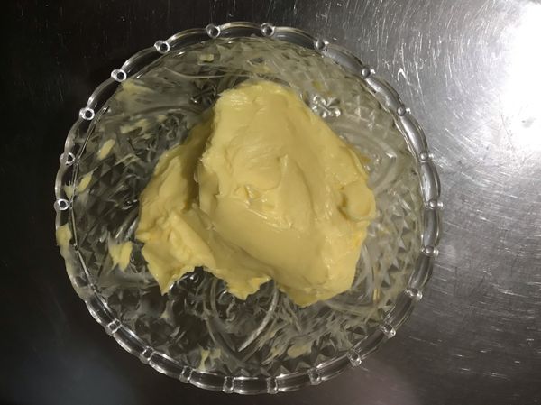 將軟化的奶油用刮刀拌勻