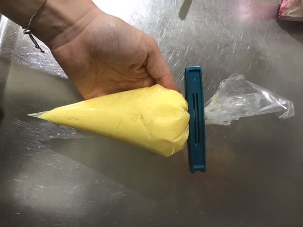 剩下的奶酥抹醬我是裝到三明治袋裡封起來
放冷藏保存
但冰過後奶酥抹醬會變硬
下次要用之前需要提早拿到室溫軟化喔！