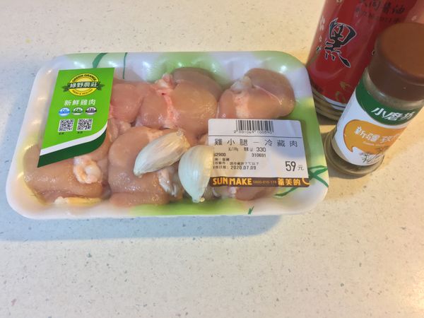 備妥食材。蒜頭去皮切末備用；雞翅洗淨擦乾，雞翅用叉子戳洞，有助醃漬入味