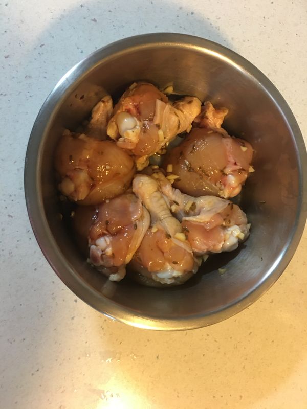 蒜頭、醬油、孜然香料拌勻，均勻抹在每一雞翅表面，放冰箱冷藏4小時以上，醃漬入味