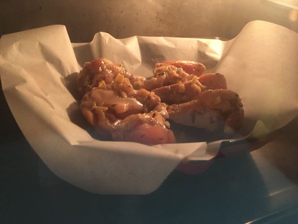 烤箱預熱至上下火180度，雞翅擺入烤盤烘培紙上，烤15分鐘左右，翻面再烤10分鐘左右(火力及時間依烤箱不同，自行調整)，烤熟及表面金黃即可