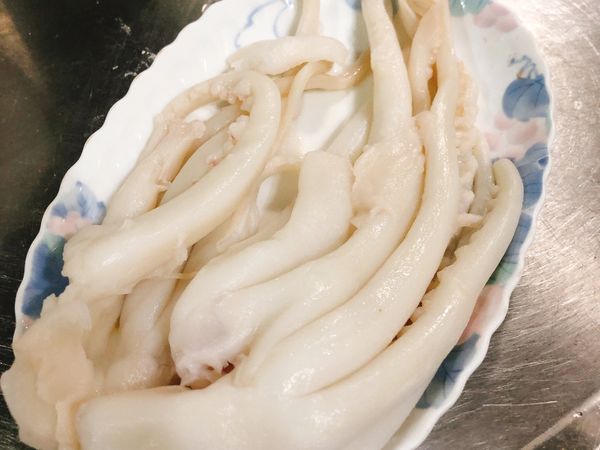 準備-
退冰的魷魚腳、麵粉、冰水、地瓜粉、小磨坊的鹹酥雞胡椒粉、（也可以準備白胡椒、辣粉或蒜片、九層塔提味）