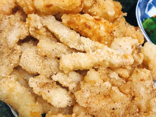 作法-
麵粉兑冰水用成麵粉糊，把切塊好的魷魚鬚沾上薄薄麵衣（濕粉）、再沾地瓜粉（乾粉），就可以下油鍋囉！
魷魚腳蠻快熟的，油鍋火不用太大，喜歡外皮更脆可以中火炸過一次之後再中大火炸第二次，顏色和酥脆程度會更好喔！
起鍋前有準備九層塔的可以一起下鍋炸出香味，再加上蒜片和調味料就行.