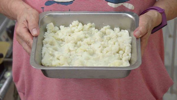 先將馬鈴薯去皮、切塊、蒸熟，再搗成泥。