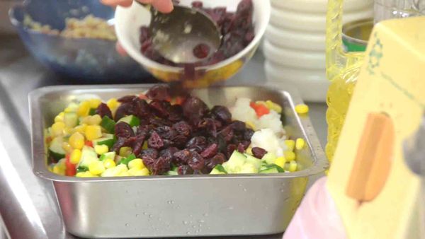 紅蘿蔔切丁燙熟，素火腿切丁爆香，小黃瓜切丁