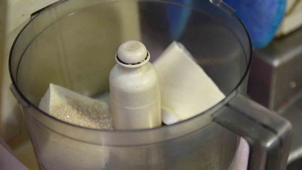 豆腐、鹽、糖放入調理機打散，再放入油打成稠狀，最後加入檸檬汁及醋，即成沙拉醬