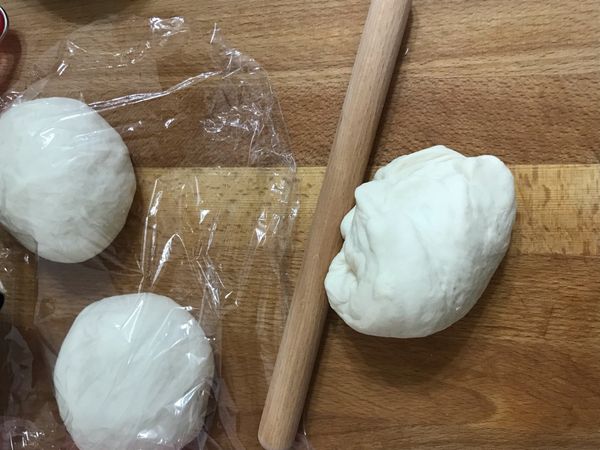 醱酵到位後，可以隨即進行麵糰排氣，分割三均等分，每一等分約200g。