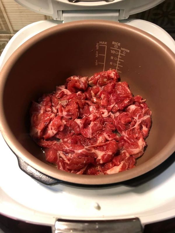 大火(萬用鍋/烤雞模式)，下2大匙玄米油，熱鍋後下肉片
-> 肉片炒至7~8分熟夾起備用